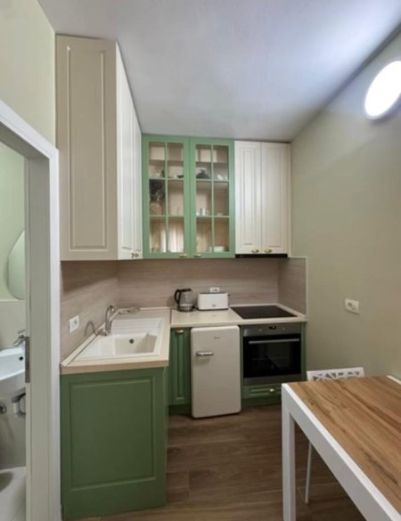 Tirane, shitet apartament 1+1 , 195 m² (blloku)