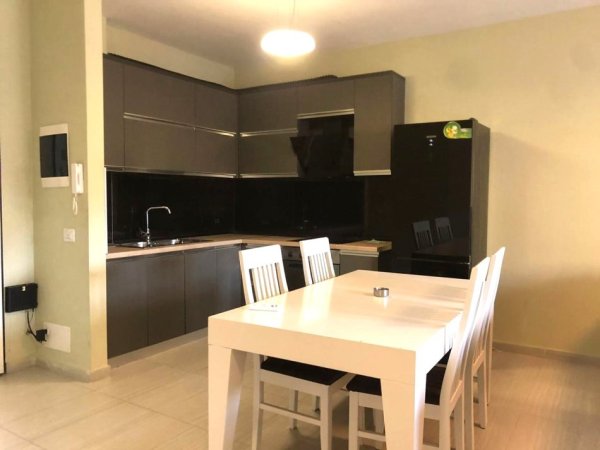 Jepet me Qira Apartament 2+1 pranë Stadiumit Dinamo 5 Minuta me Sheshin Willson, 5 Minuta me Komunen e Parisit, Kati 4, 90 m² 1.000 €uro