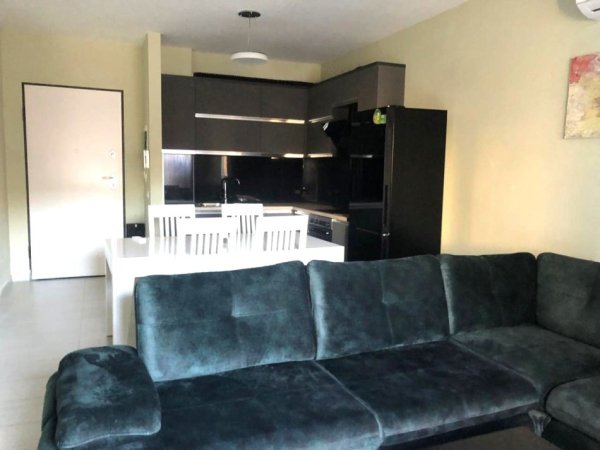 Jepet me Qira Apartament 2+1 pranë Stadiumit Dinamo 5 Minuta me Sheshin Willson, 5 Minuta me Komunen e Parisit, Kati 4, 90 m² 1.000 €uro