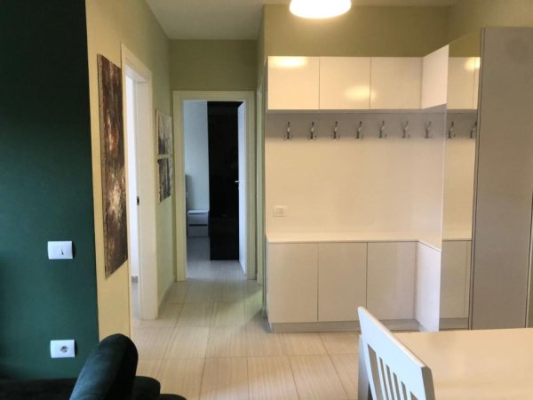 Jepet me Qira Apartament 2+1 pranë Stadiumit Dinamo 5 Minuta me Sheshin Willson, 5 Minuta me Komunen e Parisit, Kati 4, 90 m² 1.000 €uro
