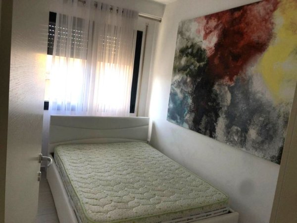 Jepet me Qira Apartament 2+1 pranë Stadiumit Dinamo 5 Minuta me Sheshin Willson, 5 Minuta me Komunen e Parisit, Kati 4, 90 m² 1.000 €uro