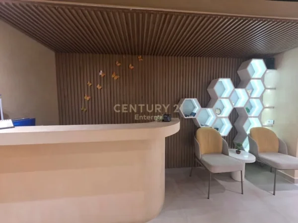 Tirane, jepet me qera ambjent biznesi Kati 0, 86 m² 1.500 € (Rruga e Durrësit)