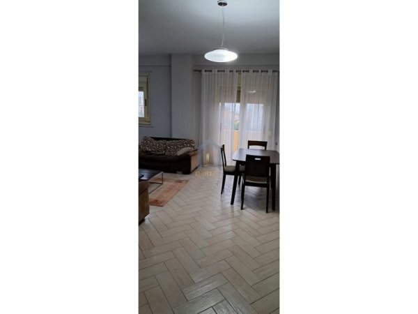 Tirane, jepet me qera apartament 2+1+Ballkon Kati 2, 102 m² 550 € 