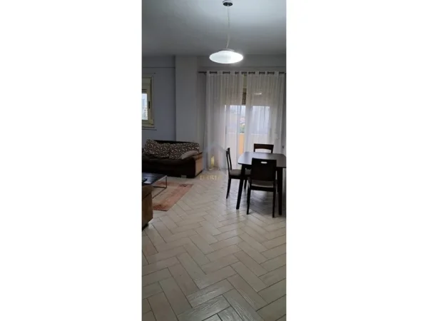 Tirane, jepet me qera apartament 2+1+Ballkon Kati 2, 102 m² 550 € 