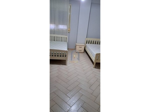 Tirane, jepet me qera apartament 2+1+Ballkon Kati 2, 102 m² 550 € 