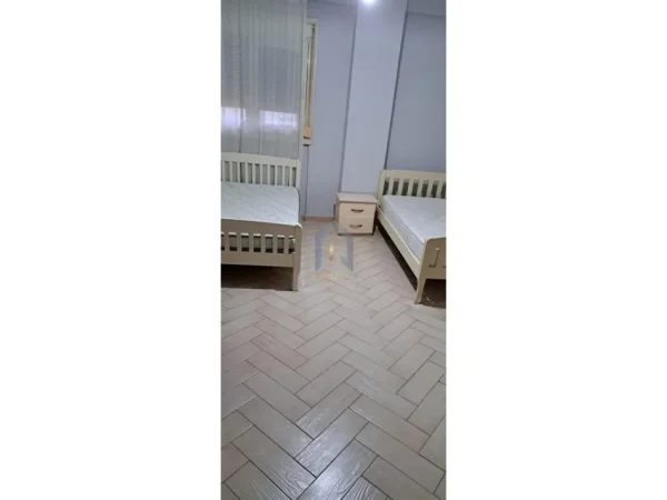 Tirane, jepet me qera apartament 2+1+Ballkon Kati 2, 102 m² 550 € 