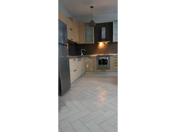Tirane, jepet me qera apartament 2+1+Ballkon Kati 2, 102 m² 550 € 