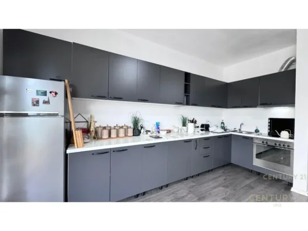 Tirane, jepet me qera apartament 1+1 Kati 5, 70 m² 650 € (Liqeni i Thate.)