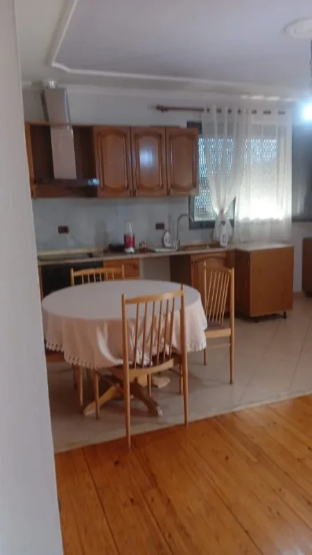 Tirane, jepet me qera apartament 1+1 Kati 4, 400 € 