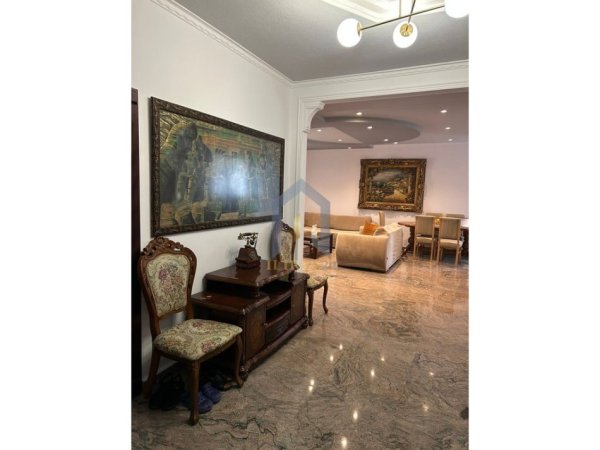 Tirane, jepet me qera apartament 2+1+Ballkon Kati 6, 113 m² 800 € 