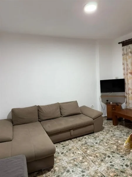 Tirane, jepet me qera apartament 1+1+Ballkon Kati 1, 80 m² 550 € (5 MAJI)