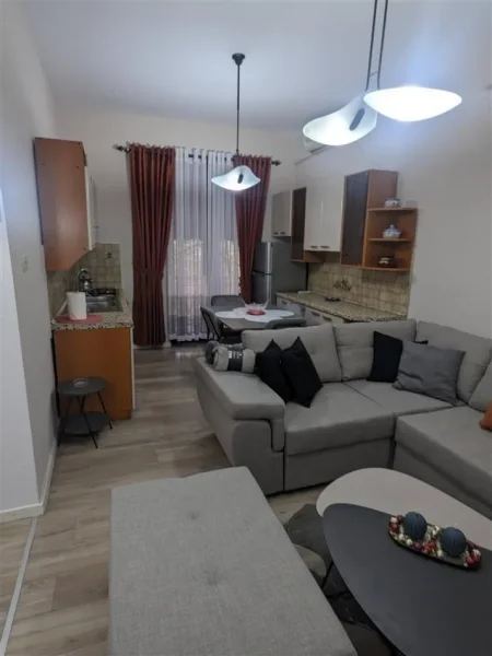 Tirane, jepet me qera apartament 2+1+Ballkon Kati 3, 115 m² 600 € (BULEVARDI BAJRAM CURRI)