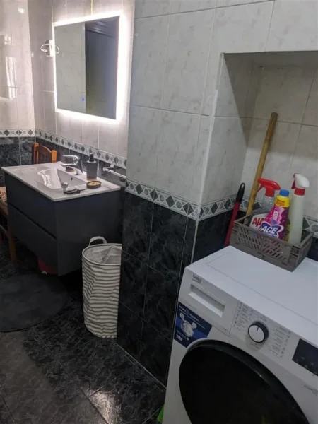 Tirane, jepet me qera apartament 2+1+Ballkon Kati 3, 115 m² 600 € (BULEVARDI BAJRAM CURRI)