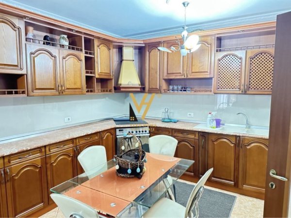 Tirane, jepet me qera apartament 2+1+Ballkon Kati 3, 115 m² 700 € (ZOGU I ZI)