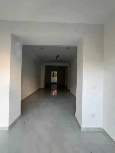 Tirane, jepet me qera dyqan Kati 0, 80 m² 1.700 € (21 dhjetori)