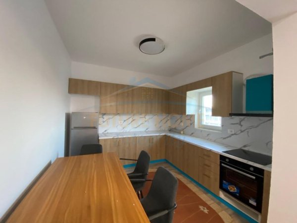 Tirane, jepet me qera apartament 2+1+Ballkon Kati 2, 120 m² 700 € 