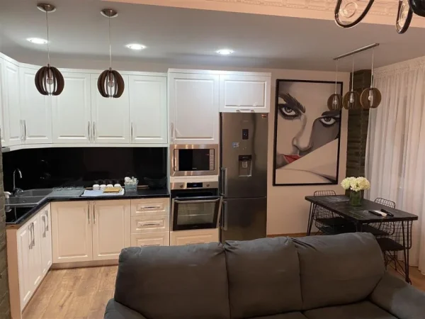 Tirane, jepet me qera apartament 2+1+Ballkon Kati 5, 114 m² 700 € (ASTIR)