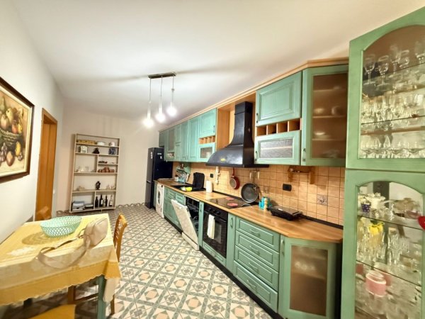 Tirane, jepet me qera apartament 2+1 Kati 6, 110 m² 650 € 