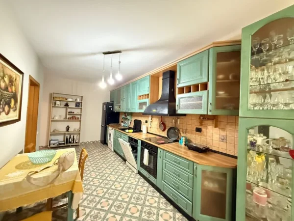 Tirane, jepet me qera apartament 2+1 Kati 6, 110 m² 650 € 