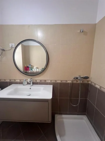 Tirane, jepet me qera apartament 2+1+Ballkon Kati 8, 100 m² 850 € (RRUGA E ELBASANIT)
