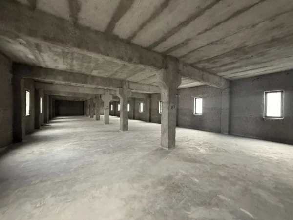 Tirane, jepet me qera magazine Kati 2, 300 m² 1.800 € (SHKOLLA KARLG GEGA)