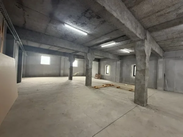 Tirane, jepet me qera magazine Kati 2, 300 m² 1.800 € (SHKOLLA KARLG GEGA)