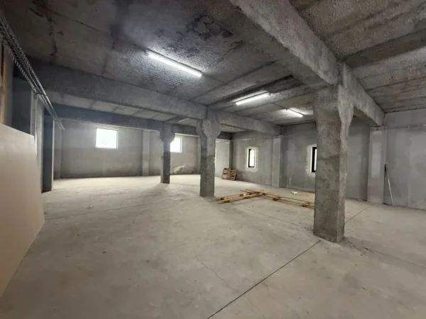 Tirane, jepet me qera magazine Kati 2, 300 m² 1.800 € (SHKOLLA KARLG GEGA)