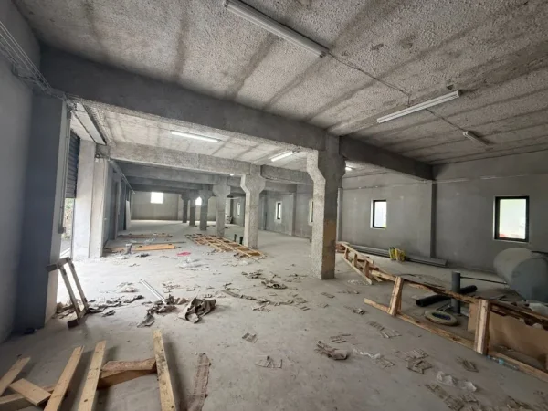 Tirane, jepet me qera magazine Kati 2, 300 m² 1.800 € (SHKOLLA KARLG GEGA)