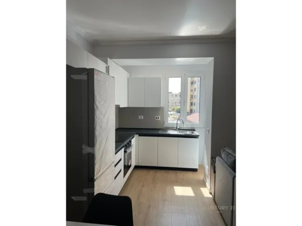 Tirane, jepet me qera apartament 2+1 Kati 2, 89 m² 950 € (pas Ministrise te drejtesise)
