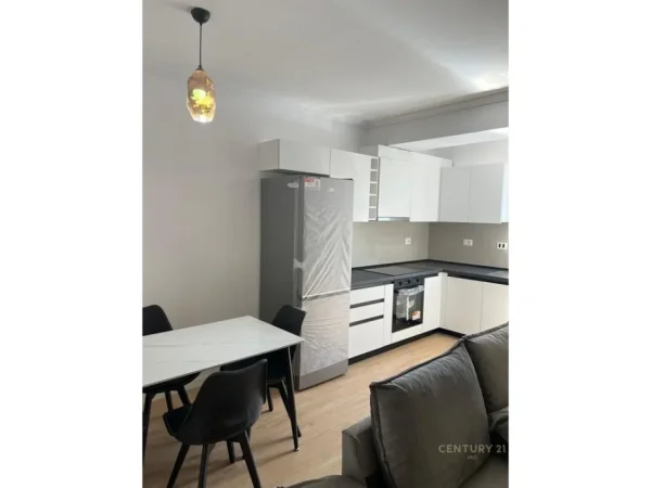 Tirane, jepet me qera apartament 2+1 Kati 2, 89 m² 950 € (pas Ministrise te drejtesise)