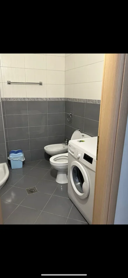 Vlore, jepet me qera apartament 1+1+Ballkon Kati 4, 60 m² 250 € (Lungomare, Restorant Magjia)