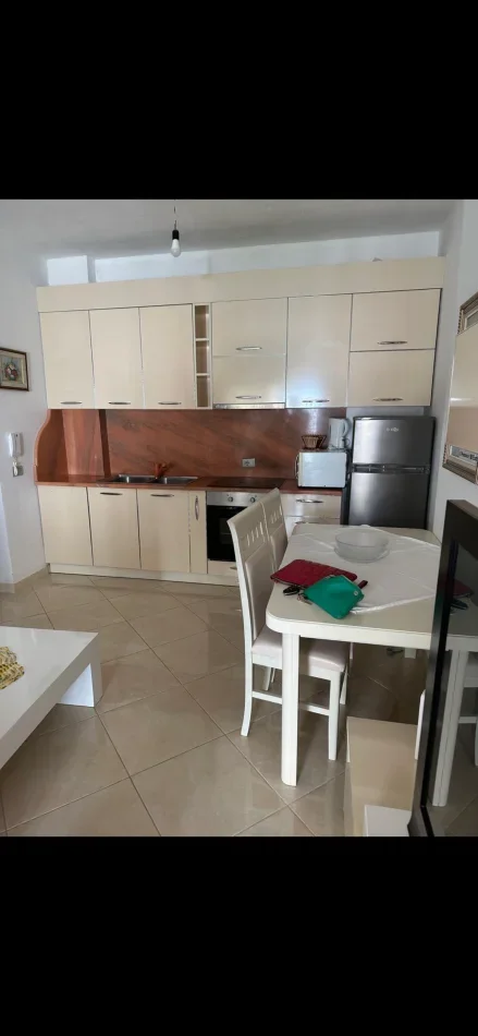 Vlore, jepet me qera apartament 1+1+Ballkon Kati 4, 60 m² 250 € (Lungomare, Restorant Magjia)