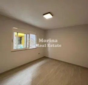 Tirane, jepet me qera ambjent biznesi Kati 4, 49 m² 700 € (Piramida)