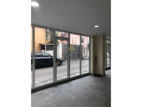 Tirane, jepet me qera Vile 3 Katshe , 370 m² 3.000 € (Institut, Kmaez)