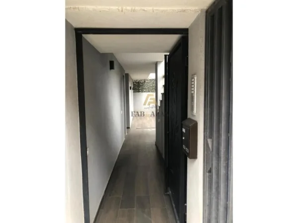 Tirane, jepet me qera Vile 3 Katshe , 370 m² 3.000 € (Institut, Kmaez)