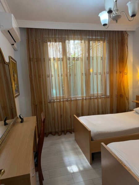 Tirane, jepet me qera apartament 1+1+Ballkon Kati 1, 65 m² 550 € 