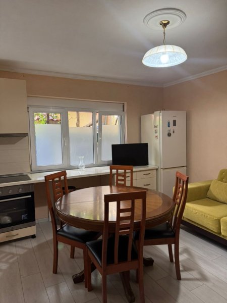 Tirane, jepet me qera apartament 1+1+Ballkon Kati 1, 65 m² 550 € 