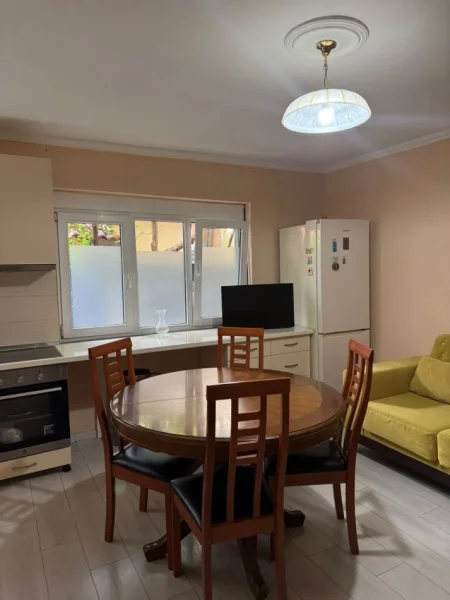 Tirane, jepet me qera apartament 1+1+Ballkon Kati 1, 65 m² 550 € 