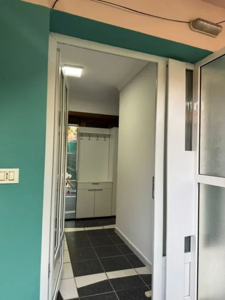 Tirane, jepet me qera apartament 1+1+Ballkon Kati 1, 65 m² 550 € 