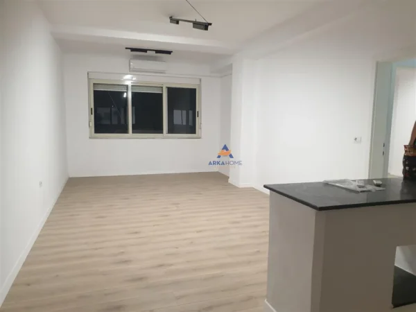 Tirane, jepet me qera apartament 1+1 Kati 1, 76 m² 900 € (RRUGA BRIGADE VIII,BLLOK)