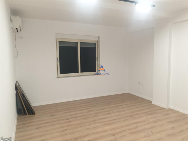 Tirane, jepet me qera apartament 1+1 Kati 1, 76 m² 900 € (RRUGA BRIGADE VIII,BLLOK)