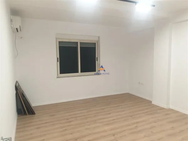 Tirane, jepet me qera apartament 1+1 Kati 1, 76 m² 900 € (RRUGA BRIGADE VIII,BLLOK)