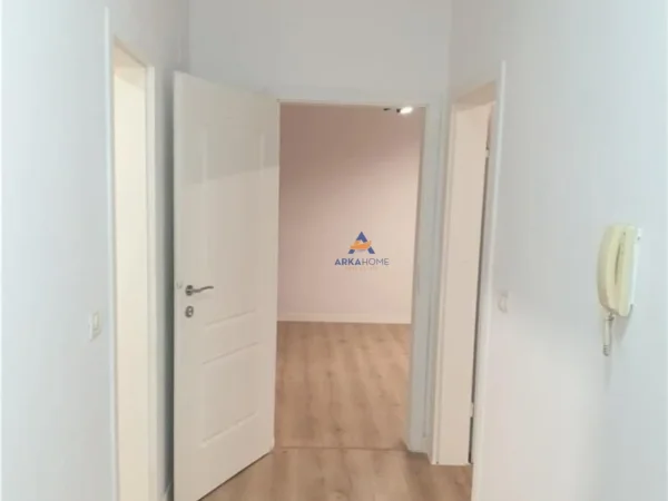 Tirane, jepet me qera apartament 1+1 Kati 1, 76 m² 900 € (RRUGA BRIGADE VIII,BLLOK)