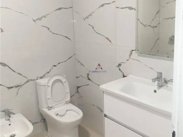 Tirane, jepet me qera apartament 1+1 Kati 1, 76 m² 900 € (RRUGA BRIGADE VIII,BLLOK)