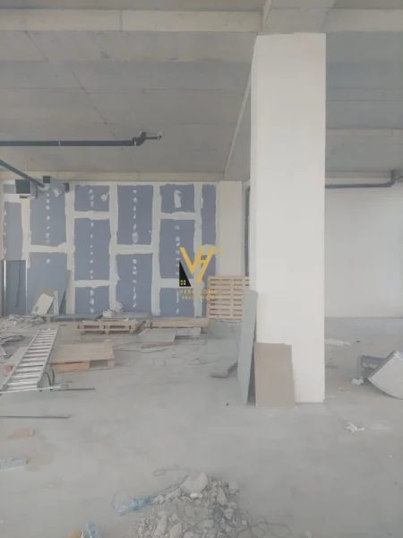 Tirane, jepet me qera dyqan Kati 0, 160 m² 1.800 € (LIQENI I THATE)