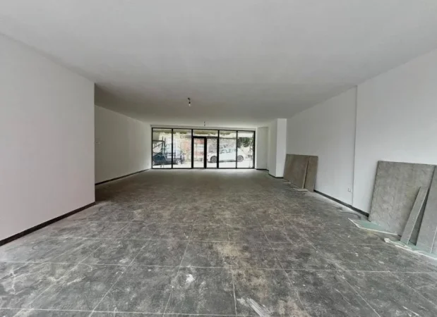 Tirane, jepet me qera dyqan Kati 0, 120 m² 1.200 € (RRUGA E DIBRES)