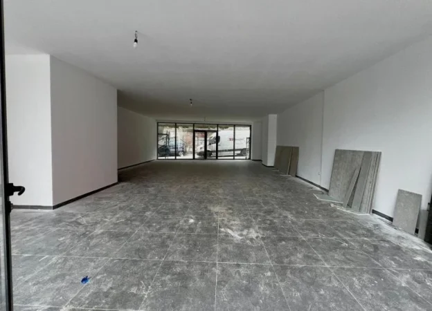 Tirane, jepet me qera dyqan Kati 0, 120 m² 1.200 € (RRUGA E DIBRES)