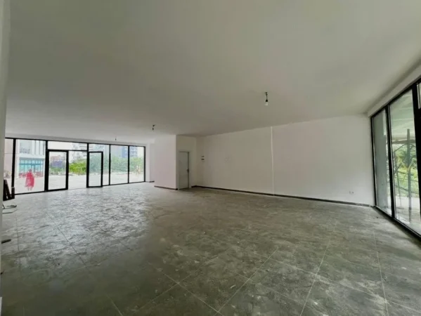 Tirane, jepet me qera dyqan Kati 0, 120 m² 1.200 € (RRUGA E DIBRES)