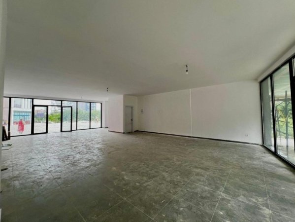 Tirane, jepet me qera dyqan Kati 0, 120 m² 1.200 € (RRUGA E DIBRES)