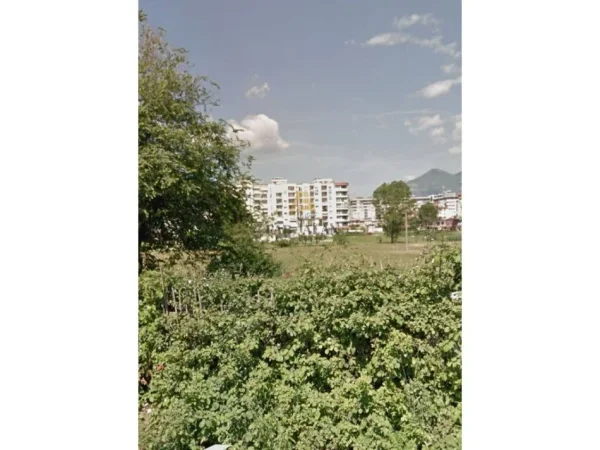 Tirane, shitet toke , 3.000 m² 1.300.000 € (Yzberisht)